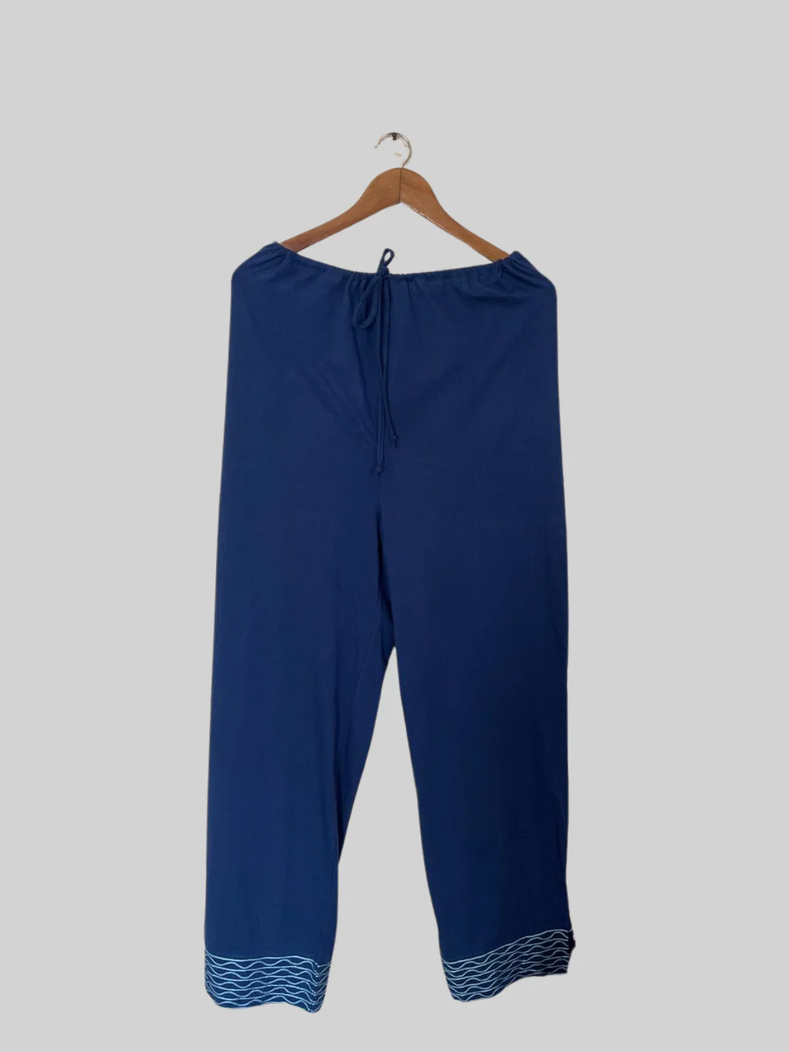 Pantalon brodé bleu  – Broody Hens – Taille M/L (P45)